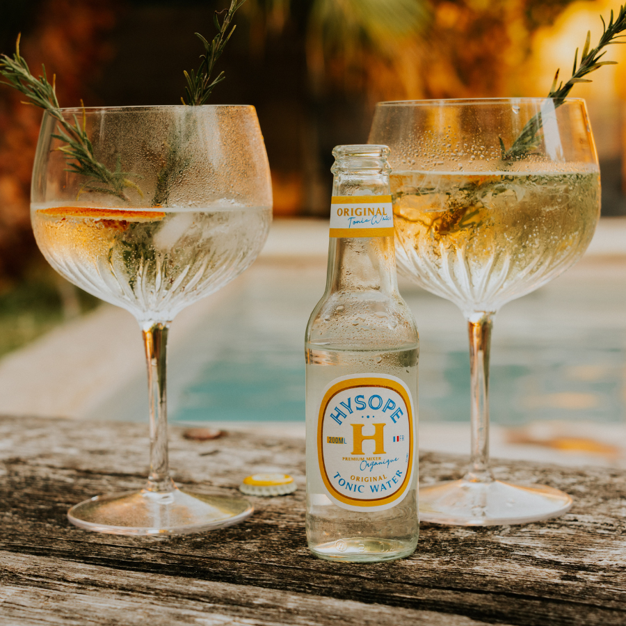 Ambiance cocktail avec un Gin Tonic réalisé à partir du Tonic Water Hysope bio et d'un gin premium au bord d'une piscine un soir d'été | MAISON COCKTAIL