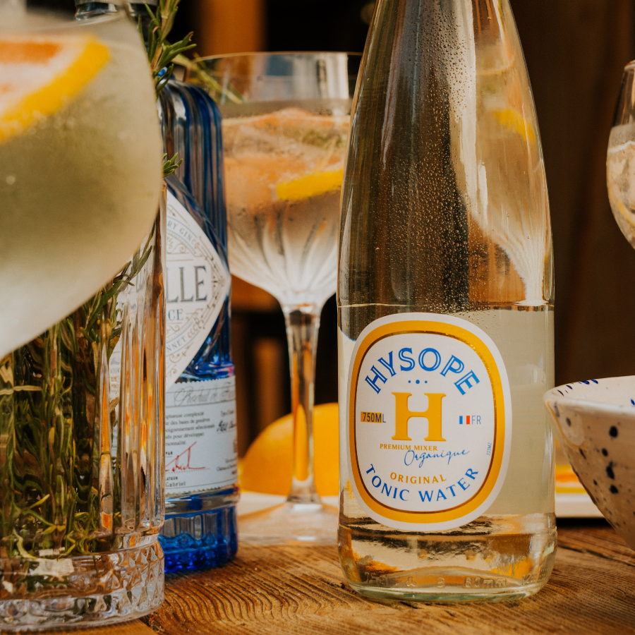 Ambiance cocktail avec un Gin Tonic réalisé à partir du Tonic Water Hysope bio et d'un gin CITADELLE Français | MAISON COCKTAIL