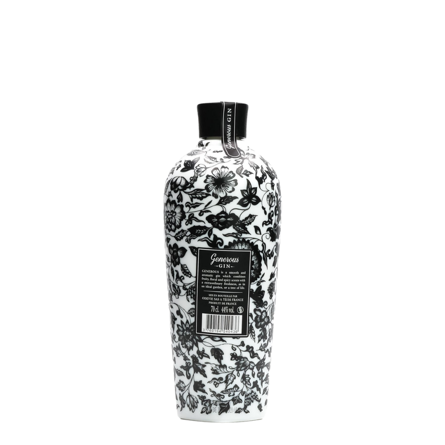 Découvrez l'étiquette au dos de Generous Gin, mettant en lumière sa composition naturelle et artisanale. Ce gin français, distillé en Charente, révèle un univers aromatique riche et équilibré, idéal pour savourer un moment authentique | MAISON COCKTAIL