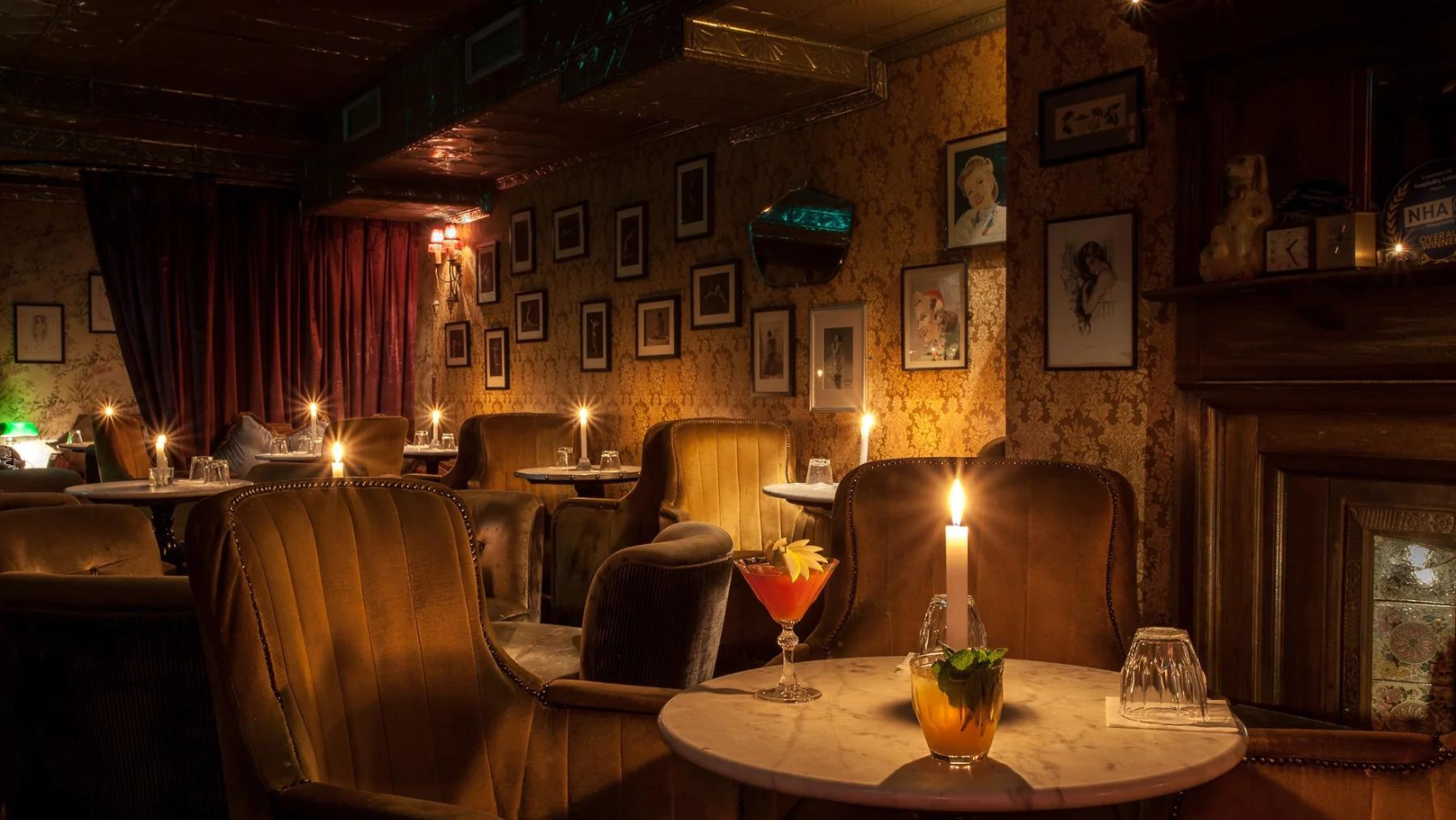 DES COCKTAILS POUR VOYAGER DANS LE TEMPS : REVIVEZ LES MOMENTS HISTORIQUES AVEC CES RECETTES ORIGINALES