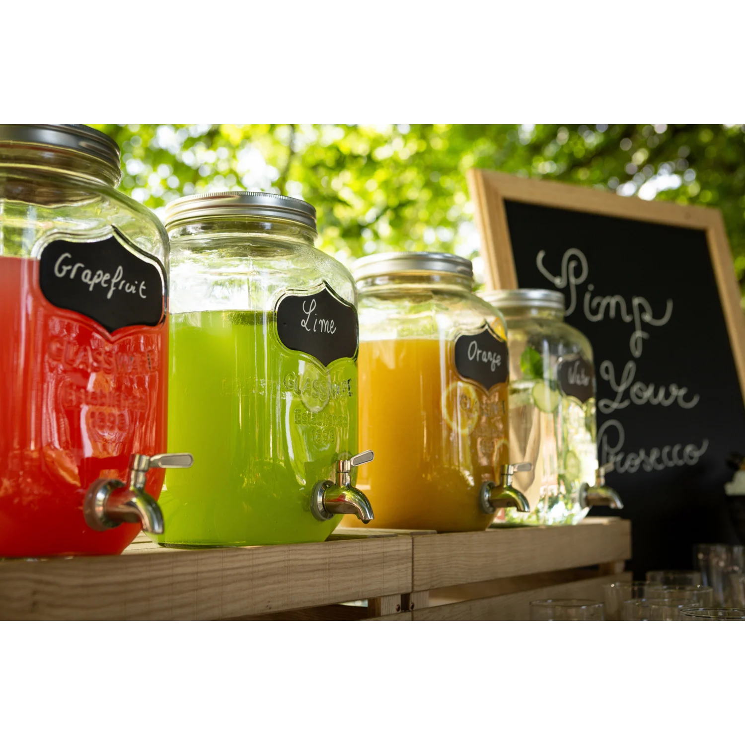 Distributeur de boisson avec support et tapis égouttoir contenant des jus healthy bio | MAISON COCKTAIL